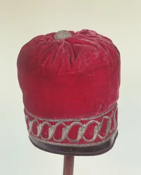 1812年にナポレオン（1769-1821）がベレズィナ川を渡るときに着用したと考えられる正教会の帽子（革と銀の糸が入ったベルベット）