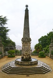 ノッサ・セニョーラ・ドス・レメディオスの聖域（ポルトガル、ラメゴ）のオベリスク。1738年（花崗岩