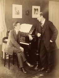 1917年、プラハでのアレクサンダー・ゼムリンスキーとアーノルド・シェーンベルク。
