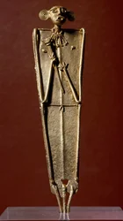 プレコロンビア美術、ムイスカ文明：金製の女性（トゥンジョ）の彫像。15-17世紀。コロンビア、ボゴタ、ムセオ・デ・オロ博物館