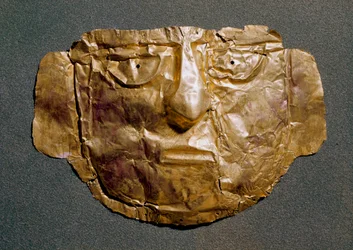 プレコロムビア文明（ペルー）：スペインのコンケテに先立つ時代の金のマスク。15世紀 マドリッド、Museo de America