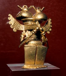 プレコロムビア美術、キンバヤ文明（コロンビア）：金製の擬人化された像。西暦400-1400年。マドリード、Museo de America