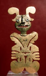 プレコロムビア美術、キンバヤ文明（コロンビア）：金製の擬人化された像。西暦400-1400年。コロンビア、ボゴタ、Museo de Oro