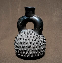 先コロンブス期美術、クピスニケ文明：甲虫とザクロの形をした壺。紀元前300年-紀元100年。リマ、国立人類学考古学博物館、ペルー