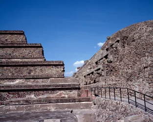 先住民族の文明：テオティワカン遺跡（紀元前300年〜紀元後600年）の風景：ケツァルコアトルの神殿または羽毛の生えた蛇の神殿。メキシコ