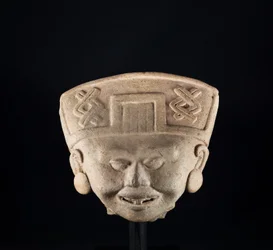 微笑」像／メキシコ、トタナケ文化圏（テラコッタ）