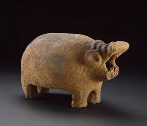 カバの置物、フーの墓134から、紀元前3500-3000年頃（粗い赤い陶器）