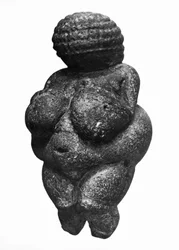 ヴィレンドルフのヴィーナス、女性小像の側面図、グラヴェット文化、後期旧石器時代、紀元前30000-18000年頃（赤色黄土で彩色した魚卵状石灰岩）
