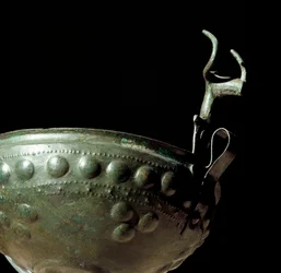 エトルリア文明：ラツィオ州トルファのネクロポリス出土の青銅製杯。紀元前10世紀。ローマ、ルイージ・ピゴリーニ国立先史民族学博物館