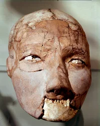 新石器時代の美術品：石器時代（紀元前6000〜4000年）の人間の頭蓋骨。ヨルダン、アンマンの考古学博物館、ジェリコより