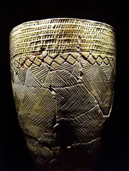 櫛目文土器、紀元前8000年ごろ、新石器時代、韓国、岩寺洞。写真、ソウル、韓国国立中央博物館、大韓民国