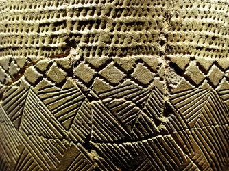 「櫛歯文」装飾の土器、紀元前約8000年、新石器時代、韓国、アムサドン。写真、大韓民国、ソウル国立博物館