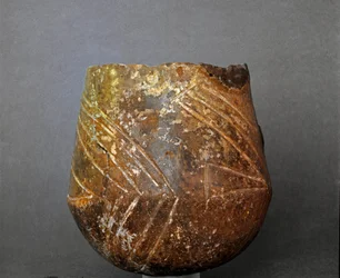 Prehistoire: Caolino al Sasso di Furbara（ラツィオ州）のネクロポリスから出土したテラコッタ製の花瓶。石器時代。新石器時代。ローマ、国立民族誌先史博物館 ルイジ・ピグリーニ
