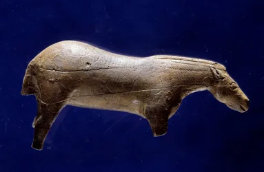 先史時代の美術（マグダレニアン中期）：エスペルーグ洞窟の象牙製マンモスの馬の円形の彫刻（オート・ピレネー地方） Dim.0,073x0,035x0,017 m. サン・ジェルマン・アン・レイ国立考古学博物館