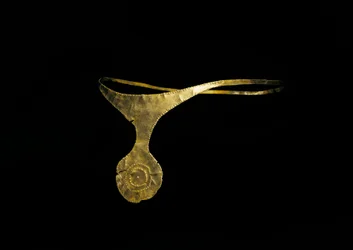 先史時代の芸術、青銅器時代。エル・アルガル」の文化。カラバカまたはセヘギン」の黄金の髪飾り。スペイン、マドリッドの考古学博物館