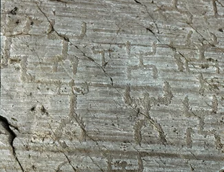 先史時代、カムンニ文明、ロックアート：両手を空に向けて伸ばした「オランツ」と呼ばれる人物を様式化して表現した墓石です。新石器時代と青銅器時代の間の時代。ロッシュn.50ナカネ（ブレシア）カポ・ディ・ポンテ、パ
