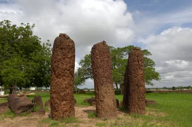 先史時代。ガンビアのワスから出土した巨石のサークル（写真