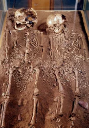先史時代：2人の子どもの骨格。紀元前30000-25000年。グリマルディ洞窟出土。サン＝ジェルマン＝アン＝レー、国立考古学博物館
