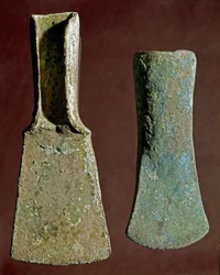 先史時代：フリント製の斧や槍の先端。アペニン山脈の文明（またはイタリア青銅器時代）。紀元前1400〜1300年。ペルージャ、ウンブリア国立考古学博物館（Museo Archeologico Nazionale dell