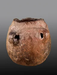 先史時代：新石器時代の陶製壺。カシン出土