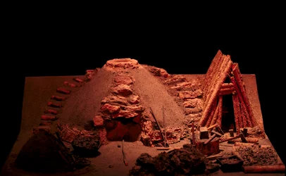 先史時代：鉄器時代の鍛冶屋の復元。サン・ジェルマン・アン・レイ古代博物館