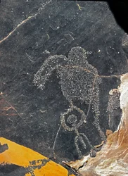 先史時代、ロックアート：人間の姿をした墓石のこと。石器時代の紀元前5000～2000年。アルジェリア、Haut plateau du Hoggar (Ahaggar)、Taghit