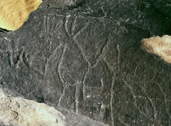 先史時代、ロックアート：墓石。石器時代の紀元前5000～2000年。アルジェリア、ホッグガル高原（アハガル）、タギット