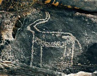 先史時代、ロックアート：アンテロープの表現の墓石。石器時代の紀元前5000-2000年。アルジェリア、ホッグガル高原（アハガル）、タギット