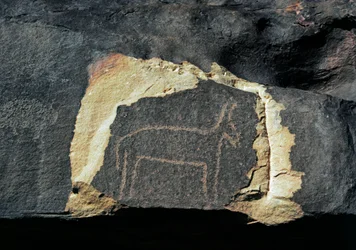 先史時代、ロックアート：アンテロープの表現の墓石。石器時代紀元前5000-2000年。アルジェリア、ホッグガル高原（アハガル）、タギット