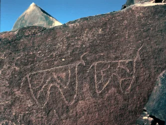 先史時代、ロックアート：牛の表現の墓石。Tazinaスタイル。石器時代紀元前5000-2000年。アルジェリア、ホッグガル高原（アハガル）、タギット