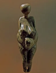 先史時代：コステンキ（ヴォロネジ州）の遺跡から出土したグラヴェット人女性の像。紀元前30000〜25000年 上層旧石器時代、石器時代。サンクトペテルブルク、ピョートル大帝人類学・民族学博物館、ロシア
