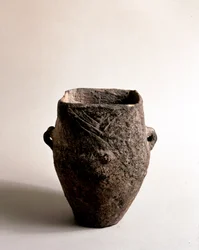 先史時代：Candide（リグーリア州）のCaverna Delle Areneから出土した新石器時代の四角い開口部を持つテラコッタ製の花瓶。ペグリ、ヴィラパラヴィチーニ美術館