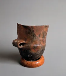 先史時代：Caverna Della Pollera（リグーリア州）から出土した新石器時代の四角い開口部を持つテラコッタ製の花瓶。ペグリ、ヴィラパラヴィチーニ美術館
