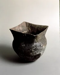 先史時代：Candide（リグーリア州）のCaverna Delle Areneから出土した新石器時代の四角い開口部を持つテラコッタ製の花瓶。ペグリ、ヴィラパラヴィチーニ美術館