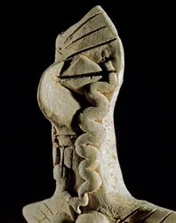 先史時代：女性の頭部。トルクメニスタン中部（ゴヌール・テペ地方）の粘土像。紀元前3000〜2500年、青銅器時代 モスクワ、ロシア科学アカデミー考古学研究所、ロシア