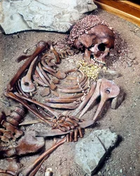 後期旧石器時代の墓。リグーリア州アレーネ・カンディデ洞窟で発見された、｢若い王子｣として知られるコンブ・カペル民族集団の骨格。紀元前16610年。