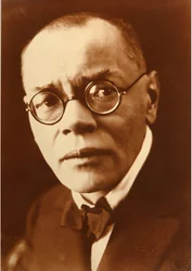 屋外のアレクセイ・ミハイロヴィッチ・レミゾフ (アレクセイ、アレクセイ) (1877-1957) の肖像画。 写真家ペトル・イワノビッチ・シュモフ (1872-1936)