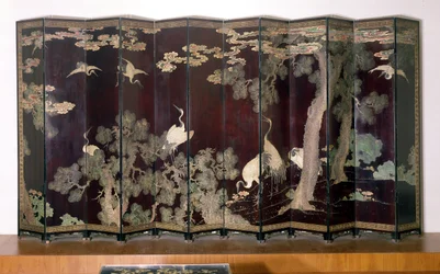 黒い背景に鶴、松の木、雲を描いたコロマンデルスクリーン、1691年（漆塗りの木材）