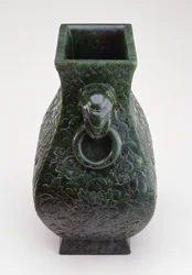 乾隆時代（1736-96）の方壺形皇室青銅花瓶