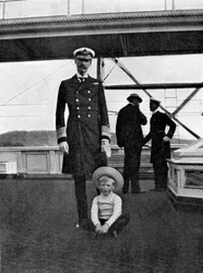 ノルウェー1872-1957年のハーコン7世と息子のオラフ1903-1991、1908年。