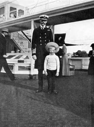 ノルウェー1872-1957年のハーコン7世と息子のオラフ1903-1991、1908年。