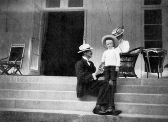 ノルウェーのハーコン7世、彼の息子オラフ、ビクトリア王女、ノルウェーのビグドイ、1908年。