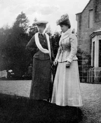 メアリー・オブ・テック、1867-1953年、ウェールズ公妃、アオスタ公爵夫人とともに、1908年。