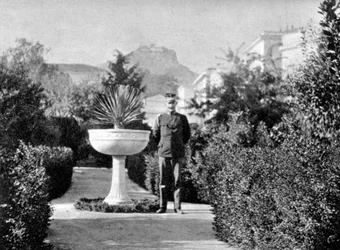 1908年にアテネの彼の庭でスパルタ公爵1868-1923のコンスタンティン王子。