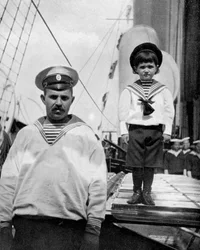 船乗りの友人との小さなシーザーレヴィッチ、1908年。