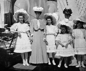 1908年にロシアの皇帝ニコラス2世の母、妹、子供。