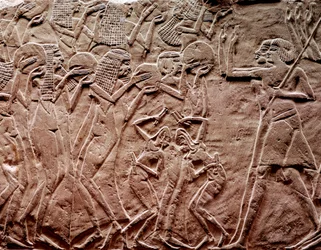 敬意を表して、古代エジプトのレリーフ彫刻