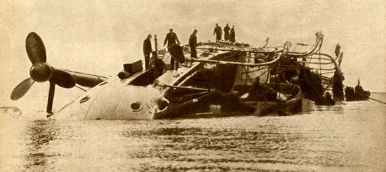 HMSグラディエーターの喪失、1908年、1933年。