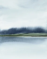 霧に包まれた湖の映り込み