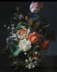 ガラスの花瓶にチューリップの花
